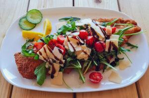 Sommerschnitzel mit Rucola, Parmesan und Cocktailtomaten Schnitzel mit Rucola, Parmesan und Tomaten