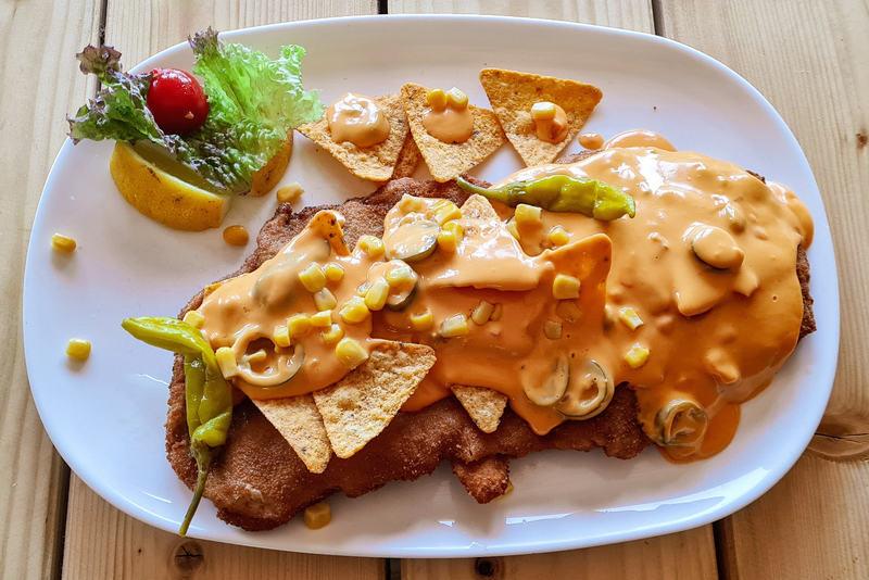 Schnitzel mit Jalapenos und Käsesauce