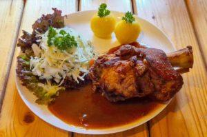 Schweinshaxe mit Kartoffelknödel und Krautsalat Ellhofen
