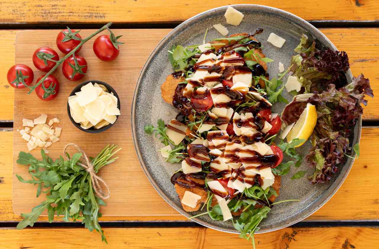 Schnitzel mit Rucola, Parmesan und Balsamicocreme