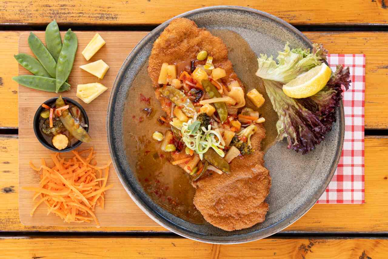 Schnitzel mit Wok-Gemüse, Ananasstücken und Süßsauer-Soße