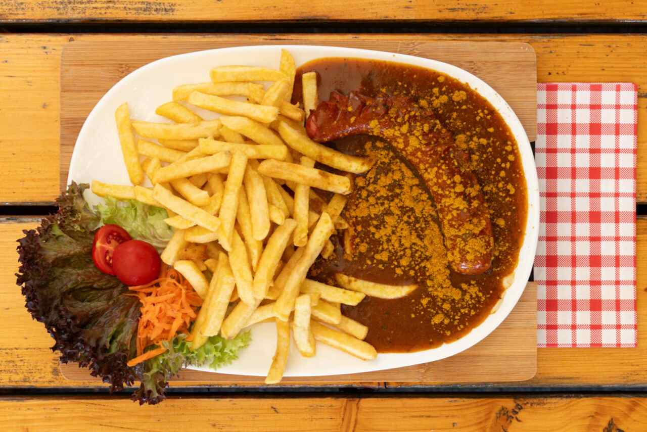 Currywurst mit Pommes