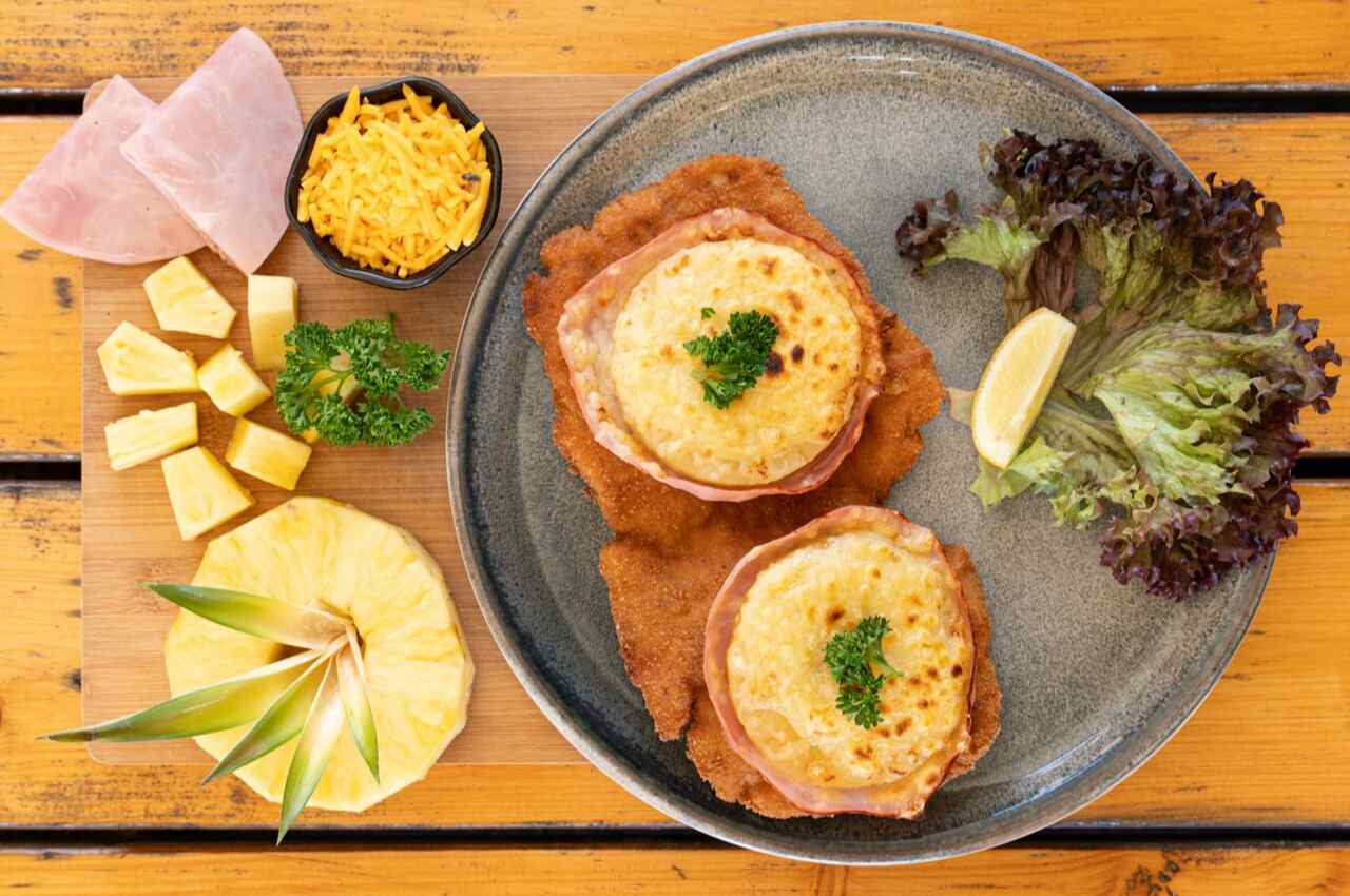 Schnitzel Hawaii mit Ananas, Kochschinken und Käse überbacken