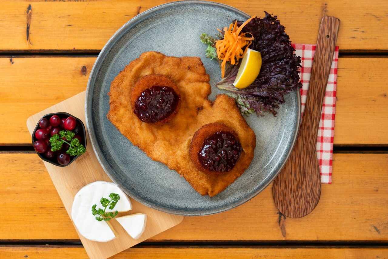 Schnitzel mit Camembert und Preiselbeeren