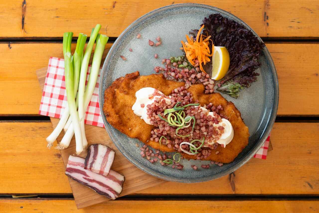 Schnitzel mit Sauerrahm, Speckwürfeln und Lauchzwiebeln